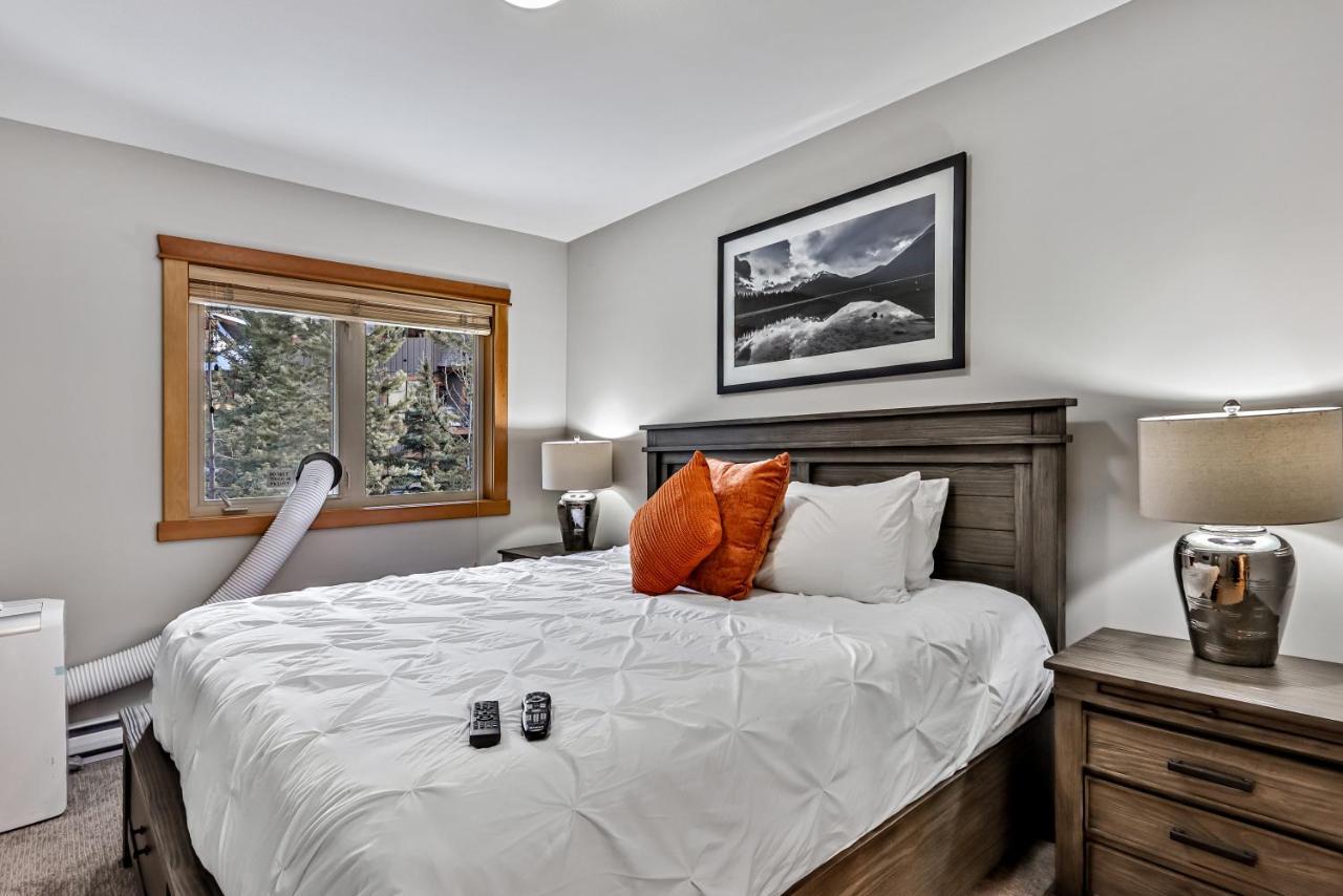 Suites With Pool & Hot Tubs Managed By Little Sister Getaways Canmore Exterior photo