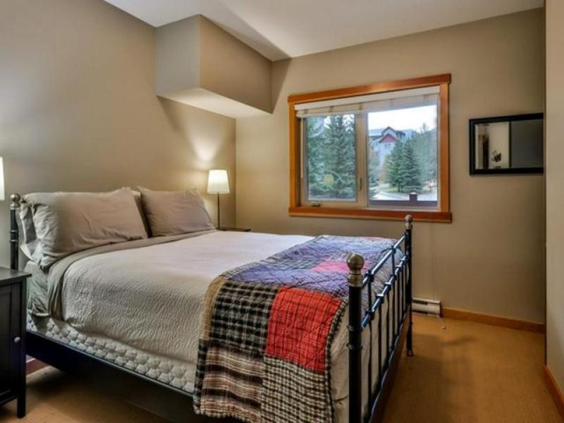 Suites With Pool & Hot Tubs Managed By Little Sister Getaways Canmore Exterior photo